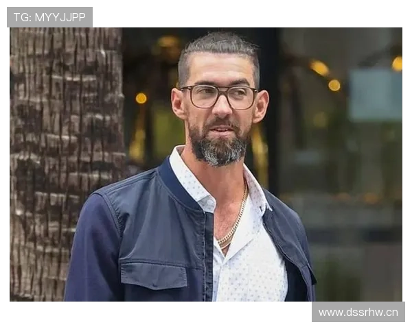 菲尔普斯居然会有这么随性的厨房瞬间，泳池外看着都不像他！