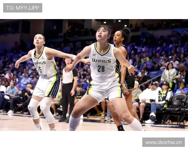 李月汝家里到底是怎么住的？钢筋水泥还是秘密泳池啊！