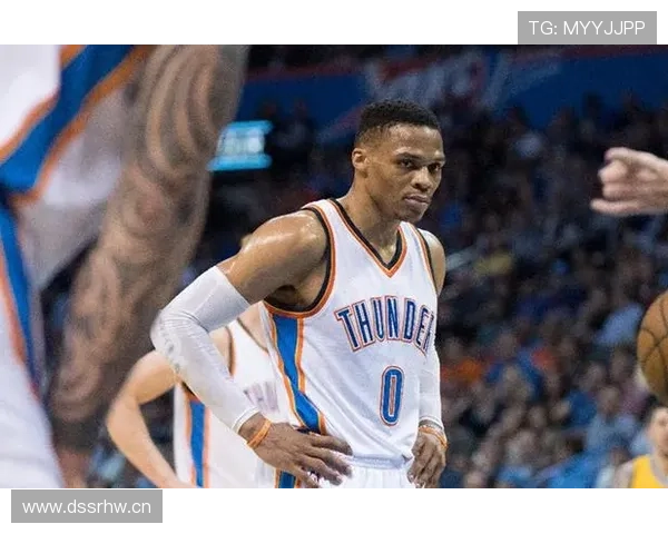 拉塞尔·韦斯特布鲁克赛场上像猛兽，出门像高级时装周观众，我这心态碎了